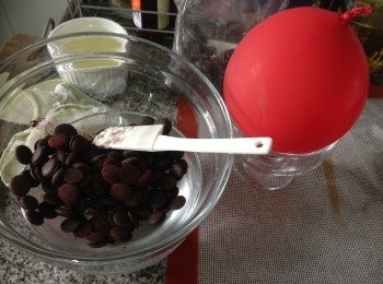 step4: 雪糕碗可以將朱古力漿之後可以倒入職教蛋糕冇袋兩取出便變成朱古力杯（或者可以用氣球嘅方法醮朱古力漿之後待凝固桔整爛個氣球便可以）