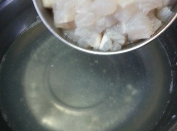step3: 將魚柳用滾水烚約2分鐘,隔去水份待用