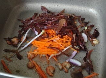 step4: 備2大匙熱油，將紅蔥頭、乾蝦仁、木耳絲及紅蘿蔔絲下鍋拌炒爆香