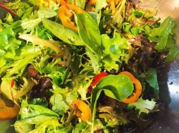 step2: 1份香茅 + 1份檸檬葉 + 2個青檸汁 + 魚露 + 糖拌成沙律汁 , 試味 . 
沙律汁拌入沙律菜 & 小甜椒 , 預用