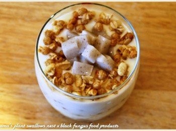 step5: 接著再鋪上一層原味優格，於上層放入適量的Calbee穀片與黑木耳鮮奶凍。