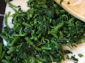 step3: 煮白汁，熱鍋慢火下燕麥奶，逐少拌入麵粉，白汁會愈變濃稠 (可用篩隔走顆粒令白汁更幼滑)，加入油份、鹽和胡椒粉調味，