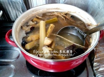 step4: 煲滾後用中火煲15分鐘再拌勻 , 蓋上蓋轉慢火煲1 1/2小時