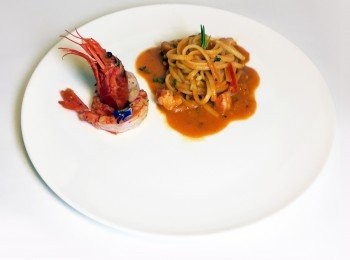 step14: 可以上碟，先放意粉加蝦湯，再放好蝦肉和用蝦頭作裝飾，灑上檸檬皮和少許檸檬汁。完成。