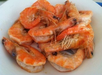 step1: 將鮮蝦開背挖出腸泥，洗淨瀝乾水分。
將醬<span class="group_1">食材</span>【咖哩葉除外】攪碎待用。