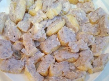 step4: 豆卜灑少許豆粉, 釀入鯪魚肉。