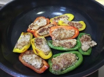 step5: 再反轉再煎香, 期間分2-3次加入水關蓋焗煮熟兩邊先上碟