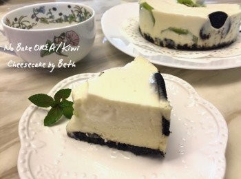 step6: 用熱毛巾包住蛋糕模外部一分鐘即可順利脫模，切蛋糕的刀子要泡熱水擦乾後，蛋糕才會切得平整，這款蛋糕優格較多，吃起來有點像奶酪，配杯茶或咖啡，好好享受午後時光吧！