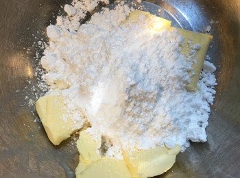 step1: 先將糖粉、鹽和室溫軟化的牛油放在一起