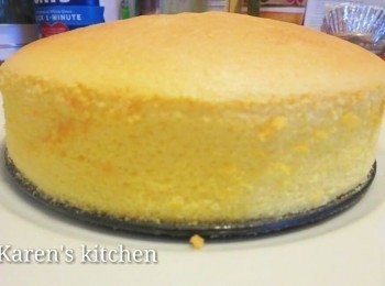 step9: 烤好立刻脱模，就不会收缩。待涼了較好吃。
Remove cake from the oven, and remove the cake from the mould immediately.
- Set aside to cool.