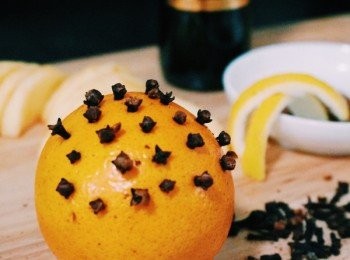 step1: 橙子洗淨，表面扎丁香。