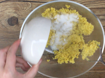 step2: 蒸熟後，將蕃薯壓成泥與砂糖攪拌均勻 。