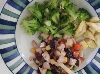 step2: 水滾加一小匙鹽，放入所有材料稍微川燙備用