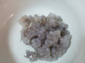 step2: 鮮蝦去殼去腸泥後剁成蝦泥