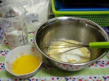step1: 雞蛋打散與糖及乳酪混合後，加入已成液體狀的牛油充分拌勻