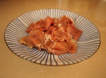 step4: 肥牛片切幾刀成小塊。