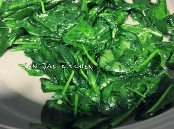 step3: 下少許牛油將菠菜炒熟，加鹽、糖調味，盛起備用。