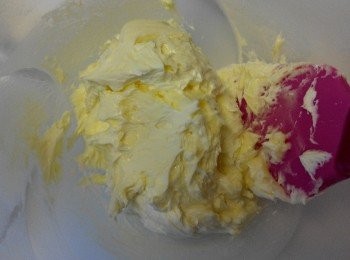 step1: 面粉，奶粉和蛋黄粉混合过筛备用。