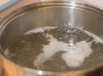 step7: 再多煮3分鐘後，另一爐頭已煲滾之熱水內，下鹽至海水般咸度，下意粉按包裝指示煮(通常用7-8分鐘)，正在煮蕃茄之鍋內繼續煮，間中略拌勻