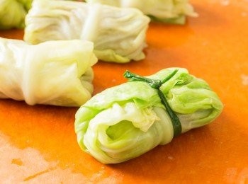 step4: 用韭菜把椰菜捲綁好，在椰菜捲的底部打結。