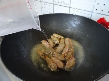 step1: 蝦頭取出解凍， 略沖， 剪去尖角， 在底部剪開（蝦膏較易流出）下1湯匙油燒熱， 爆炒至轉色， 加入清水， 轉為慢火, 其間不停用鑊燦按壓蝦頭， 繼續煮成蝦汁