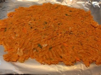 step4: 放蔬菜蓉舖在有錫紙或牛油紙的焗盤上，盡量薄