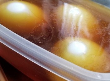 step3: 將蛋浸喺《<span class="group_2">麻香酒汁</span>》內，浸半日或過夜。