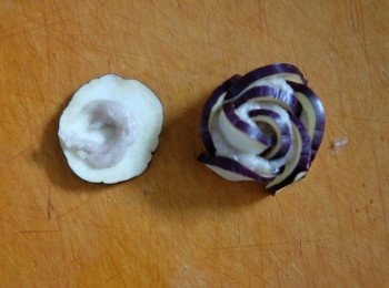 step4: 取第5片茄子，在上面擠少許鯪魚肉，放上茄子花。