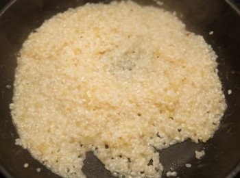 step5: 等鍋中的水份快乾時再次加入高湯，一直重複這個步驟直到米飯帶有一點點米心的程度。