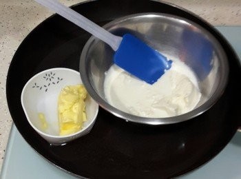 step4: 以細火，隔熱水，將忌廉芝士加入牛奶加熱溶解至無粒粒為止。牛油另外座溶,座溶後加入芝士糊內拌勻, 切勿大火