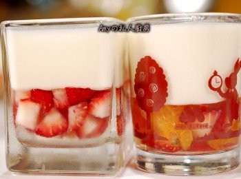 step5: 果凍凝固定型之後,開始製作香草奶酪,準備一碗冰水,將3片吉利丁片用冰水泡軟,半根香草豆莢剖開刮出香草籽,連同豆莢一起放進鍋裡,牛奶,鮮奶油及細砂糖都放入香草豆莢的鍋內,用小火加熱到鍋緣起小泡泡(約85度c)熄火,將吉利丁片擰乾放進鍋內攪拌均勻,取出豆莢,將溫熱的奶酪倒入果凍杯裡。放涼後進冰箱冷藏二小時定型