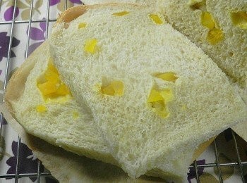 step12: 切開後有很多芒果乾喔！佑佑一個人吃掉三片.............