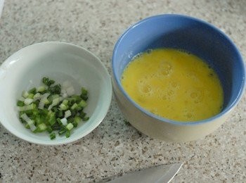 step2: 將雞蛋打發，下兩湯匙鮮牛奶拌勻，青蔥切碎成蔥花