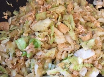 step2: 熱鍋下油份炒馬鈴薯絲備用。然後炒椰菜、金針菇及豆腐卜，再加入備用的馬鈴薯絲及調味料炒匀成餡料，備用。