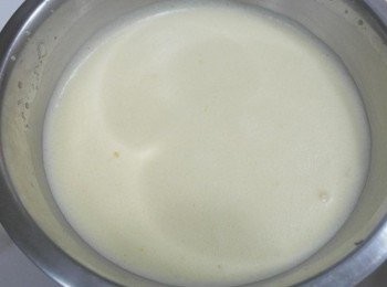 step3: 另外將雞蛋打入乾淨容器中且用電動打蛋器打發~~ 變成泡泡狀態即可:)