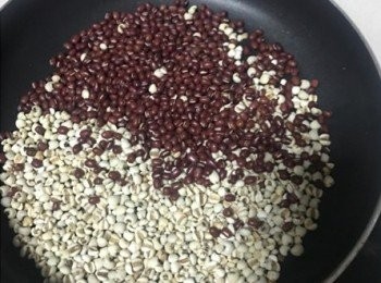 step1: 薏米紅豆放入鍋中乾炒10分鐘左右。