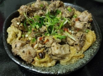 step11: 做法：

先將豆豉，糖，雞粉，生粉，麻油，黃酒，少少蒜頭，少少乾蔥，少少水搓成糊狀備用，排骨清洗後隔去水份，將豆豉醬撈入，醃 10 分鐘。

麵筋清洗後用熱水拖出油份，切開一半放在碟上，將醃好的排骨放上面，辣椒碎，水滾計蒸 10 分鐘，最後撒上蔥花，完成。