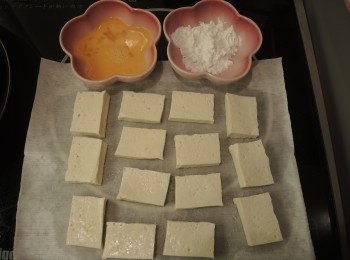 step1: 豆腐用廚房紙吸乾水份。豆腐切件，撒上鹽調味。雞蛋打散。