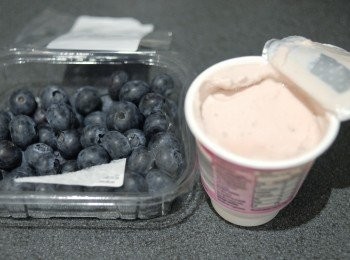 step1: 先將藍莓洗淨，瀝乾水份