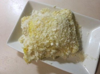 step4: 裹上蛋液.沾上麵包粉