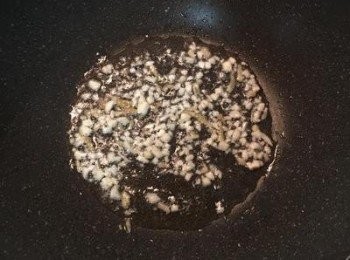 step4: 鍋內放適量的油，炒香蒜末與薑末。