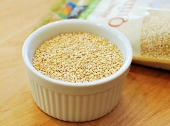 step3: 藜麥依包裝指示煮熟，放涼備用（比例約為1/3杯乾燥藜麥搭配2/3杯水）