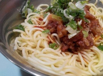 step3: (圖為小攤子老闆的手工滷肉飯、手工乾麵！)