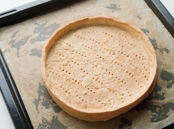 step8: 放入200℃的烤箱烘烤15分鐘，取下重石，降溫至170℃烘烤13分鐘，接著再以160℃烘烤10分鐘。