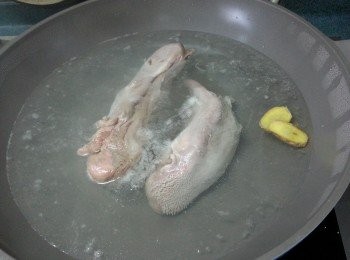 step1: 急凍豬脷解凍後,先用2片薑出水2分鐘