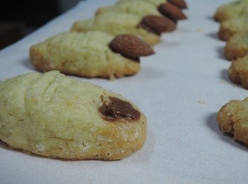 step4: 在指甲部位塗上融化的巧克力(巧克力隔水融化喔!!!)