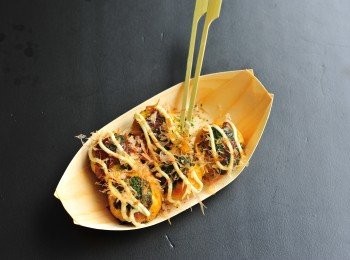 step4: <span class="group_3">裝飾</span>：

在章魚丸上放上大阪燒汁，葱粉，沙律醬及鰹魚碎作<span class="group_3">裝飾</span>便完成