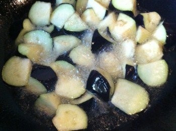 step5: 接著下茄子，炸好之後同樣控油，撈起。