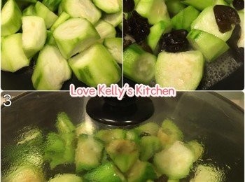 step1: 勝瓜去皮切件，雲耳用熱水浸發後洗乾淨;