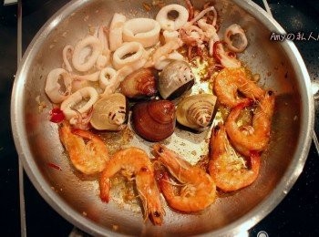 step4: 海鮮可依個人喜好煎至焦香。